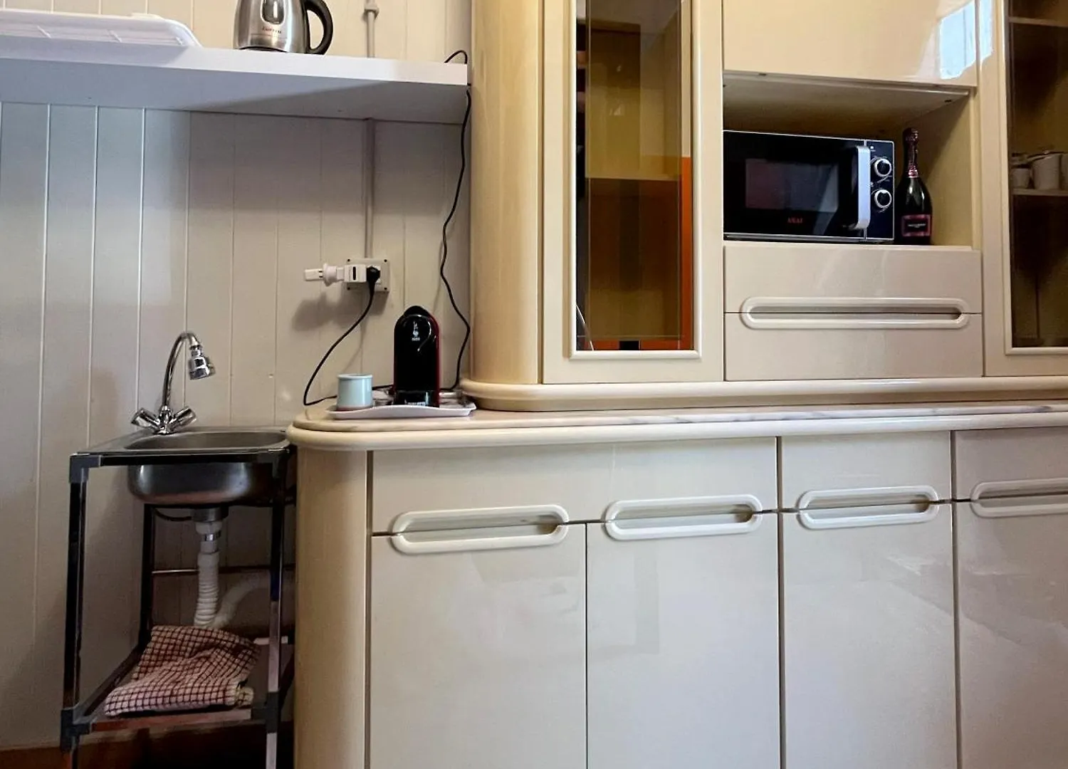 A Palermo Artist'S Studio Apartment Italy